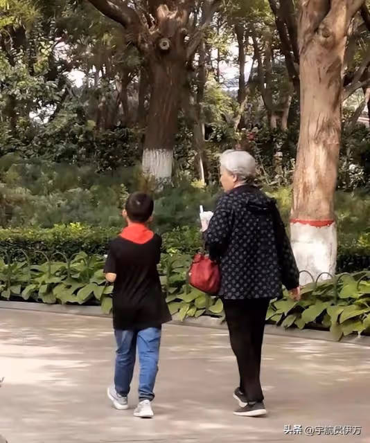 丈母娘來我家住十二天,樓上卻突然傳出動靜,而外孫的話讓人震驚