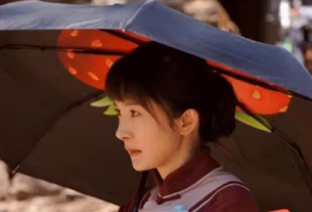 她第一部戲就爆紅,剛火就被冷藏,演技亦正亦邪,年近30境遇太虐