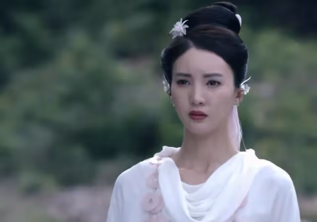 她第一部戲就爆紅,剛火就被冷藏,演技亦正亦邪,年近30境遇太虐