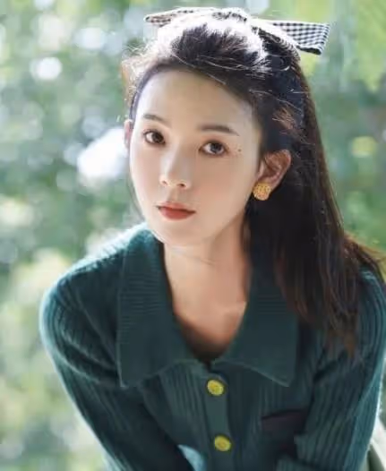 她第一部戲就爆紅,剛火就被冷藏,演技亦正亦邪,年近30境遇太虐