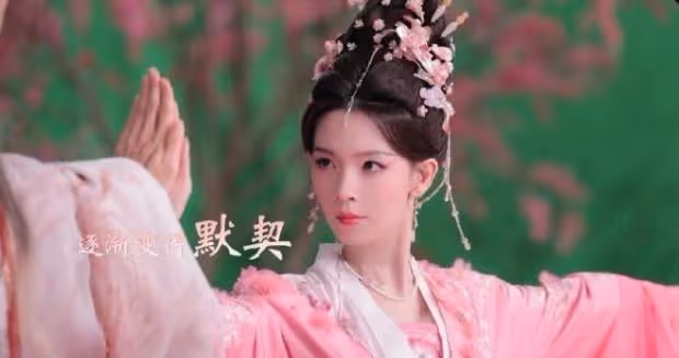 她第一部戲就爆紅,剛火就被冷藏,演技亦正亦邪,年近30境遇太虐