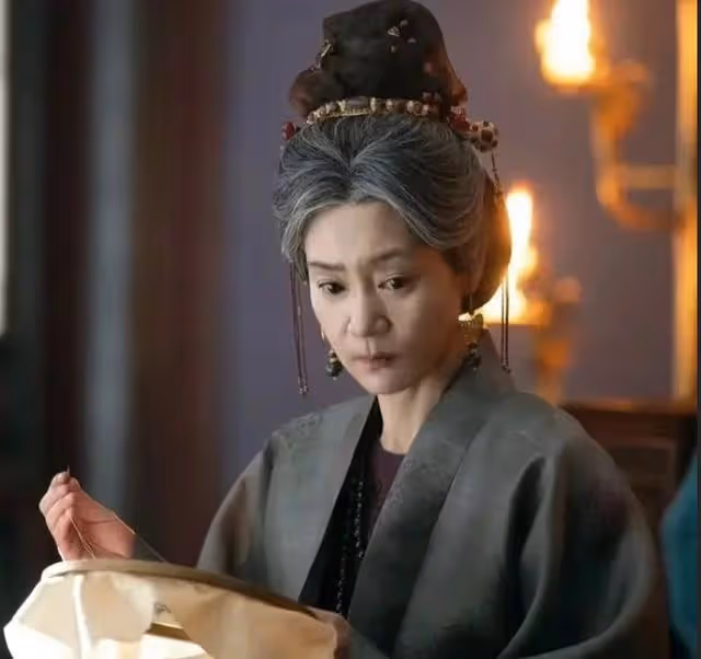 搭檔都是當紅男星的台偶劇「女王」,新劇竟然演楊超越吳謹言母親