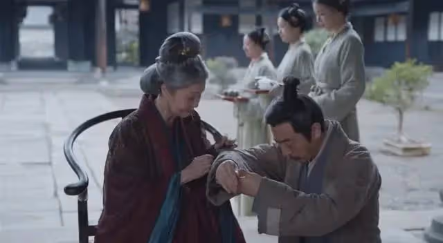 她演完武則天24年後又演《慶餘年2》,一個眼神就嚇呆「李豐田」