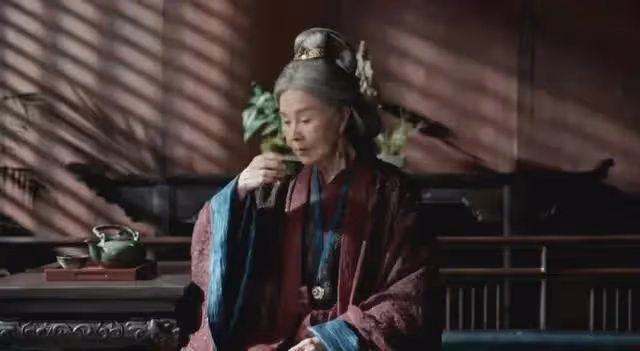 她演完武則天24年後又演《慶餘年2》,一個眼神就嚇呆「李豐田」