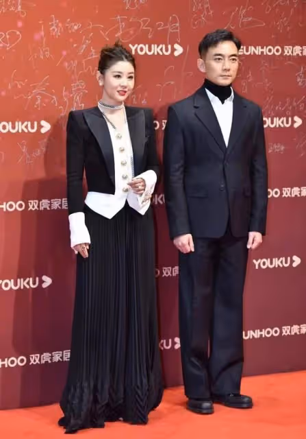 李小萌走紅毯太保守,包裹嚴實絲毫不露肉,不搶眼但看著挺舒服