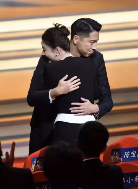 李小萌走紅毯太保守,包裹嚴實絲毫不露肉,不搶眼但看著挺舒服