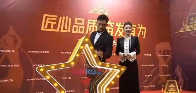 李小萌走紅毯太保守,包裹嚴實絲毫不露肉,不搶眼但看著挺舒服