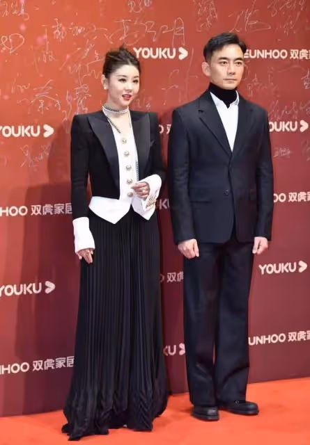 李小萌走紅毯太保守,包裹嚴實絲毫不露肉,不搶眼但看著挺舒服