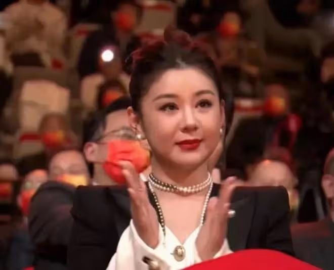 李小萌走紅毯太保守,包裹嚴實絲毫不露肉,不搶眼但看著挺舒服
