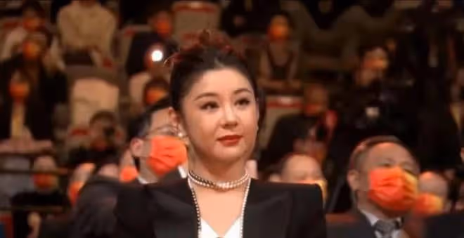 李小萌走紅毯太保守，包裹嚴實絲毫不露肉，不搶眼但看著挺舒服