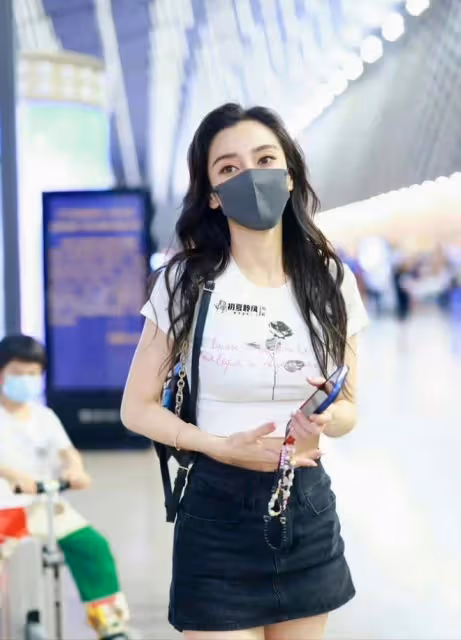 baby首帶兒子赴巴黎!小海綿機場騎行李箱,她滿身大牌打扮好嫩