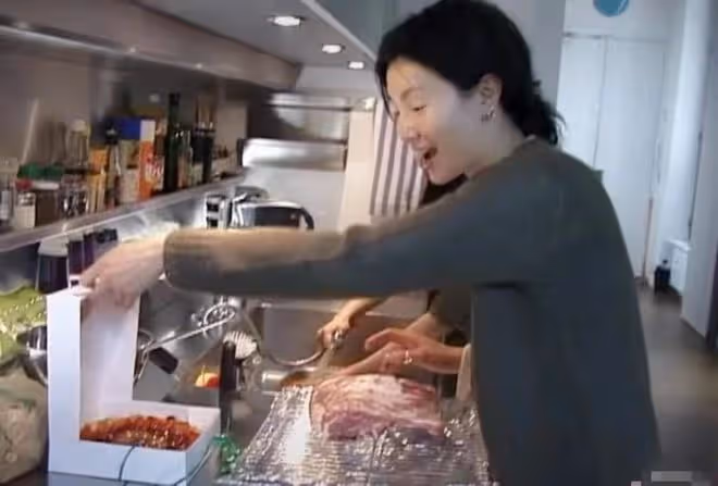 張曼玉終於不再骨瘦如柴,胖20斤年輕20歲太漂亮,穿針織衫好賢惠