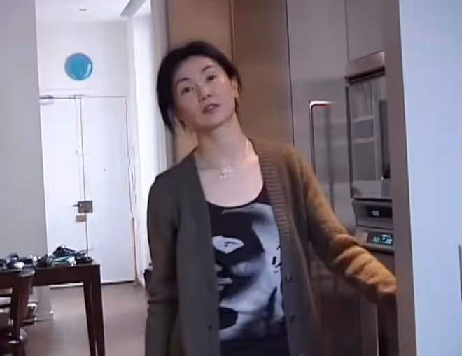 張曼玉終於不再骨瘦如柴,胖20斤年輕20歲太漂亮,穿針織衫好賢惠