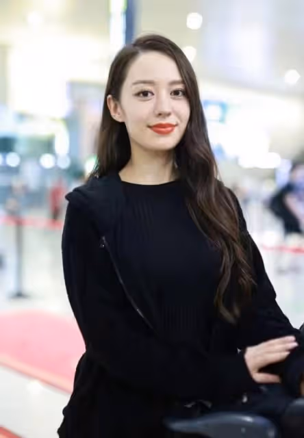 吉娜參加浪姐後終於不土,一身黑變酷girl,穿男士涼鞋卻挺好看