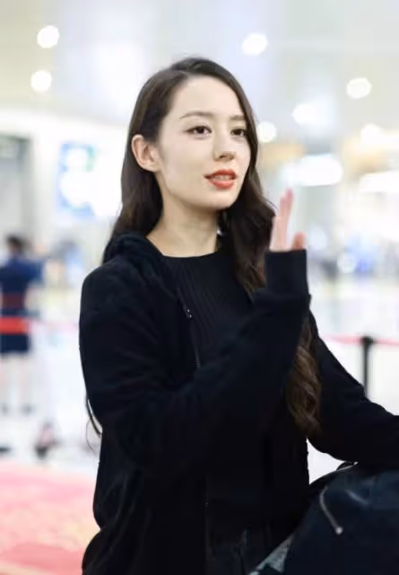 吉娜參加浪姐後終於不土,一身黑變酷girl,穿男士涼鞋卻挺好看