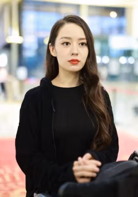 吉娜參加浪姐後終於不土,一身黑變酷girl,穿男士涼鞋卻挺好看