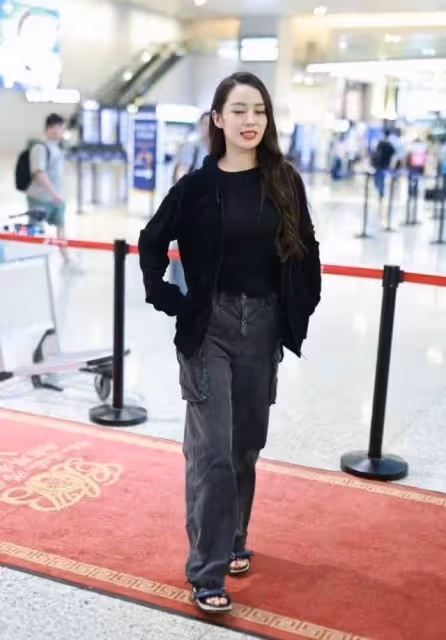 吉娜參加浪姐後終於不土,一身黑變酷girl,穿男士涼鞋卻挺好看