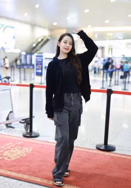 吉娜參加浪姐後終於不土,一身黑變酷girl,穿男士涼鞋卻挺好看