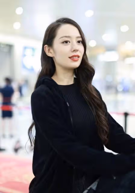 吉娜參加浪姐後終於不土,一身黑變酷girl,穿男士涼鞋卻挺好看