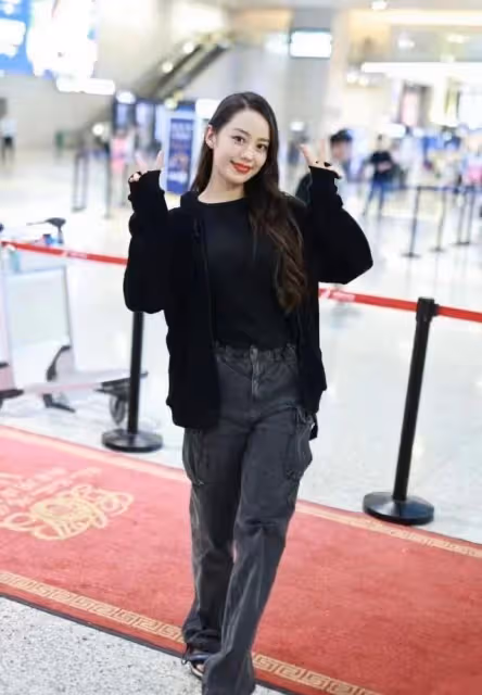 吉娜參加浪姐後終於不土,一身黑變酷girl,穿男士涼鞋卻挺好看