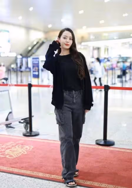 吉娜參加浪姐後終於不土,一身黑變酷girl,穿男士涼鞋卻挺好看