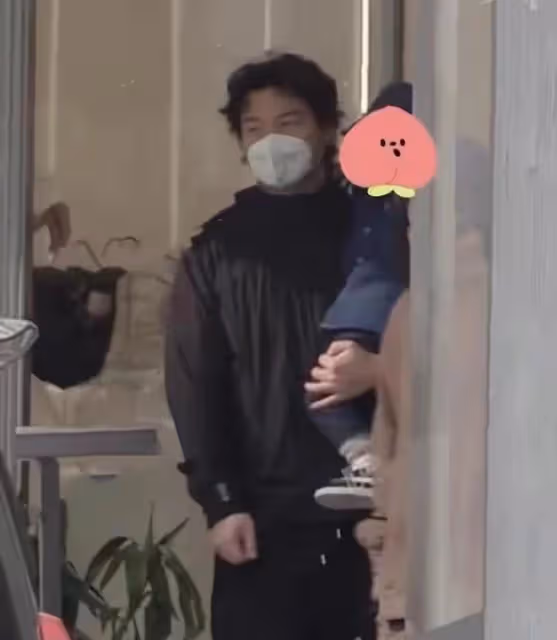 馬麗小11歲老公才是真幸福,一家三口出行,胖幾十斤不講究形象