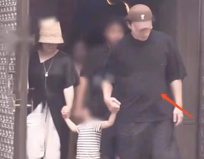 馬麗小11歲老公才是真幸福,一家三口出行,胖幾十斤不講究形象