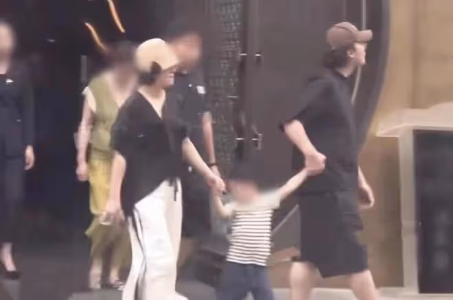 馬麗小11歲老公才是真幸福,一家三口出行,胖幾十斤不講究形象