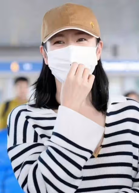 孫藝珍回國受追捧,穿短褲胖好多太有女人味,兒子首次曝光太好看