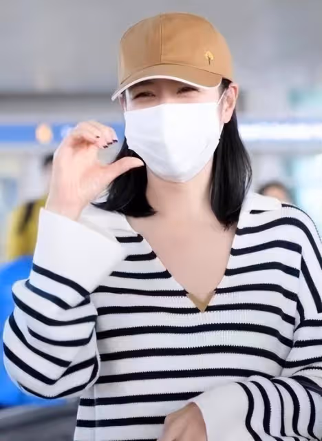 孫藝珍回國受追捧,穿短褲胖好多太有女人味,兒子首次曝光太好看