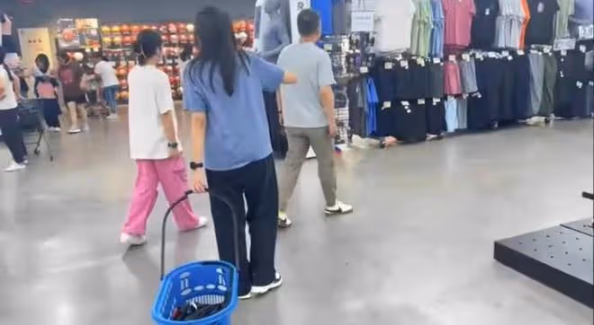 於明加老公首次曝光正臉,髮際線後移氣質憨厚,倆女兒長得太像爸