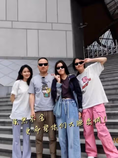 於明加老公首次曝光正臉,髮際線後移氣質憨厚,倆女兒長得太像爸