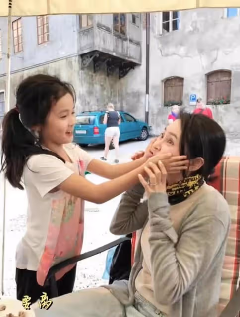 於明加老公首次曝光正臉,髮際線後移氣質憨厚,倆女兒長得太像爸