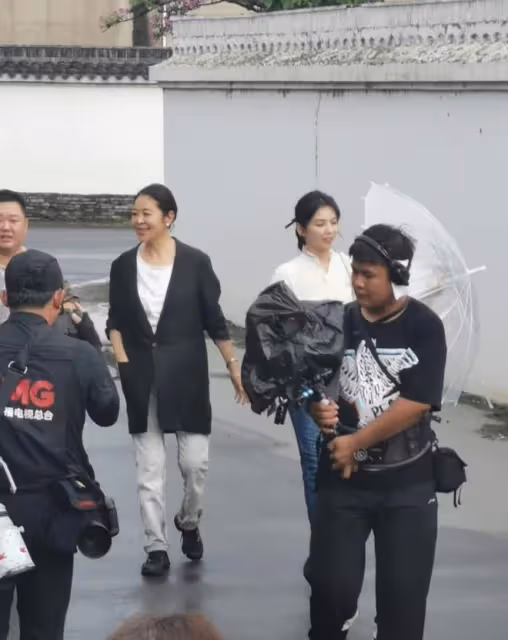 劉濤這女強人審美還差點火候,穿襯衣似職場新人,倪萍更像女霸總