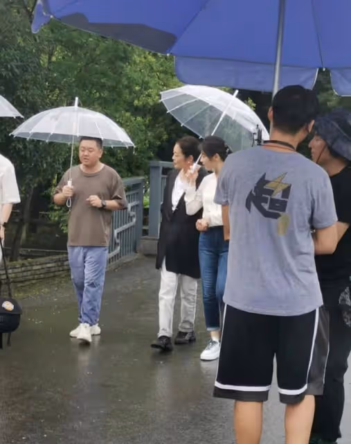 劉濤這女強人審美還差點火候,穿襯衣似職場新人,倪萍更像女霸總