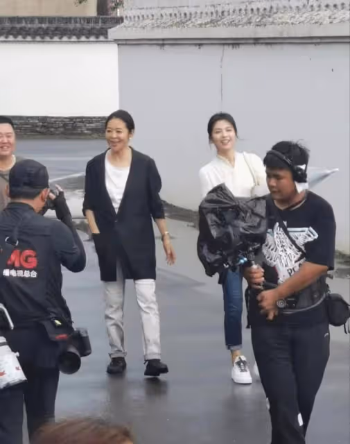 劉濤這女強人審美還差點火候,穿襯衣似職場新人,倪萍更像女霸總