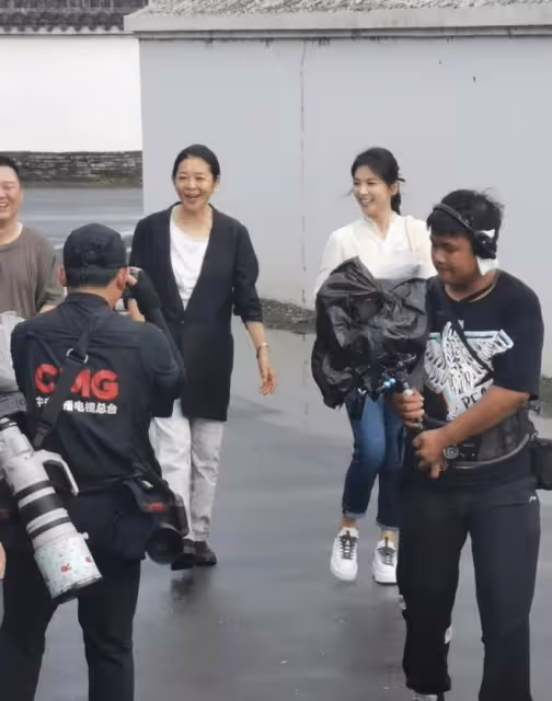 劉濤這女強人審美還差點火候,穿襯衣似職場新人,倪萍更像女霸總
