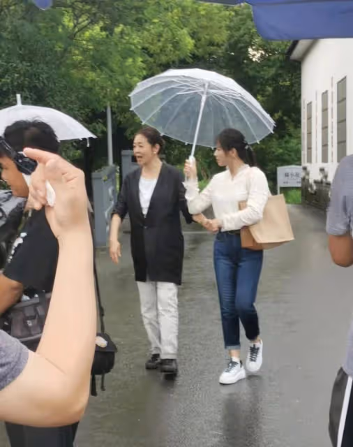 劉濤這女強人審美還差點火候,穿襯衣似職場新人,倪萍更像女霸總
