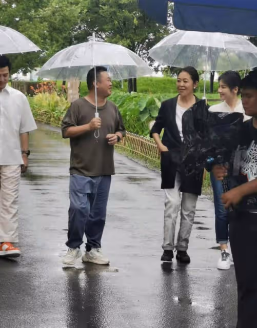 劉濤這女強人審美還差點火候,穿襯衣似職場新人,倪萍更像女霸總
