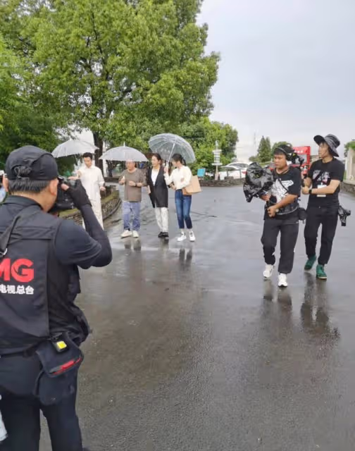 劉濤這女強人審美還差點火候,穿襯衣似職場新人,倪萍更像女霸總