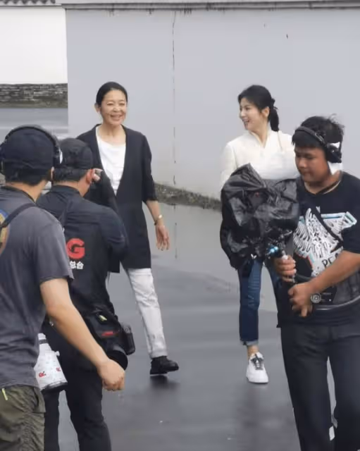 劉濤這女強人審美還差點火候,穿襯衣似職場新人,倪萍更像女霸總