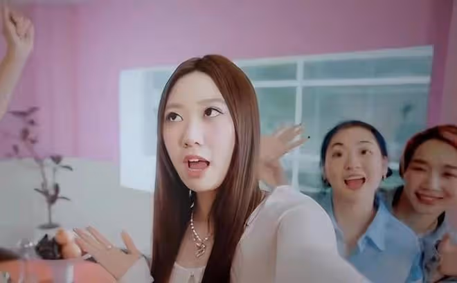 甄子丹19歲女兒出道!穿弔帶身材很出挑,可惜五官普通太顯老相