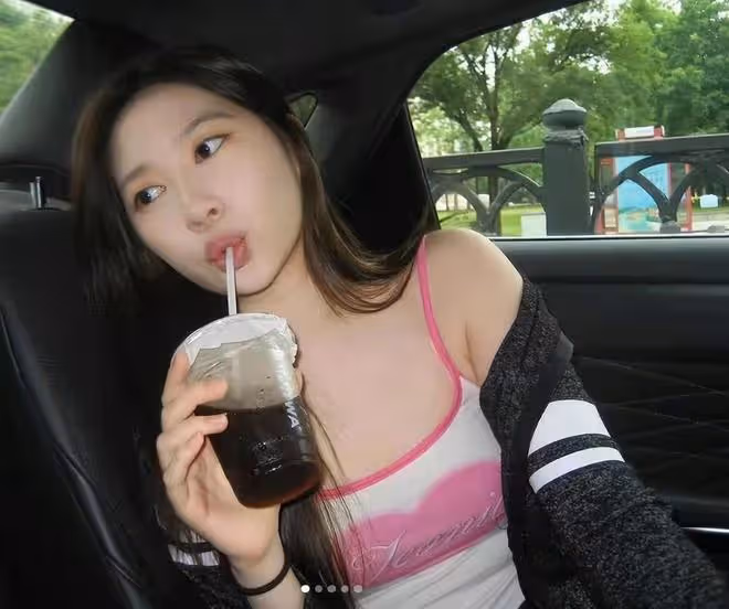 甄子丹19歲女兒出道!穿弔帶身材很出挑,可惜五官普通太顯老相