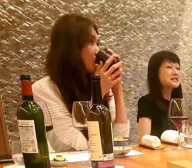 林志玲不自信了,穿白裙帆布鞋扮嫩,在小7歲老公面前刻意扮少女