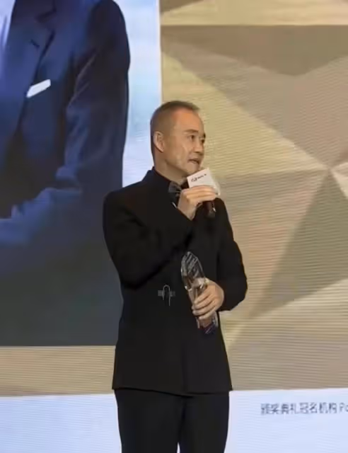 田朴珺真不自信,打扮強勢把事業女性掛嘴上,卻親自服侍王石打扮