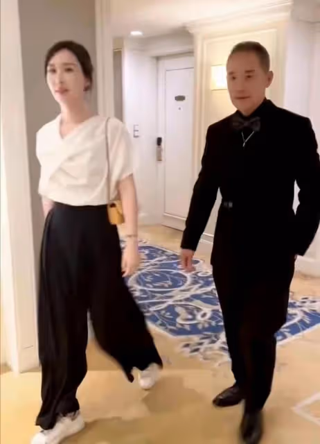 田朴珺真不自信,打扮強勢把事業女性掛嘴上,卻親自服侍王石打扮