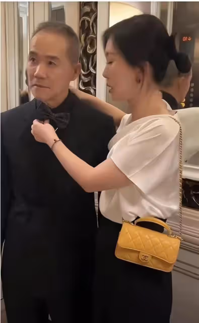 田朴珺真不自信,打扮強勢把事業女性掛嘴上,卻親自服侍王石打扮