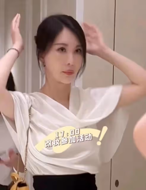 田朴珺真不自信,打扮強勢把事業女性掛嘴上,卻親自服侍王石打扮