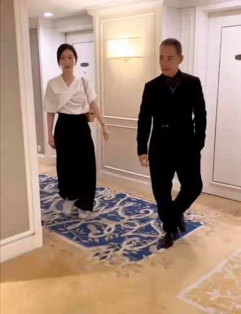 田朴珺真不自信,打扮強勢把事業女性掛嘴上,卻親自服侍王石打扮