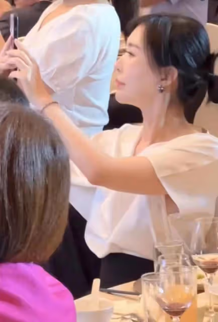 田朴珺真不自信,打扮強勢把事業女性掛嘴上,卻親自服侍王石打扮
